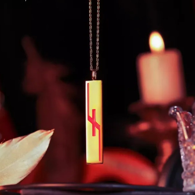Party Games Simple - Collier pendentif lettre rouge irrégulière, thème